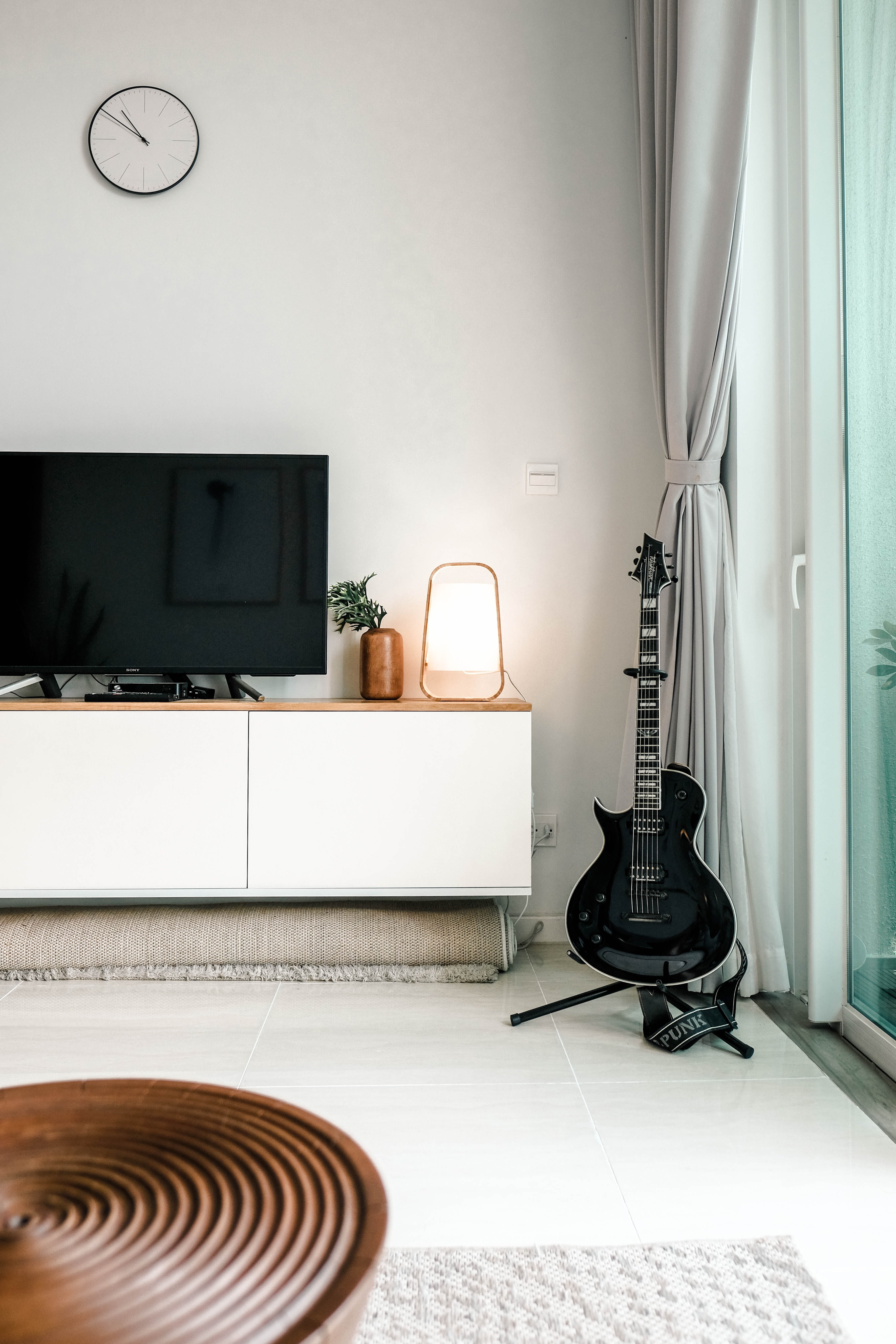 tv e chitarra(2).jpg